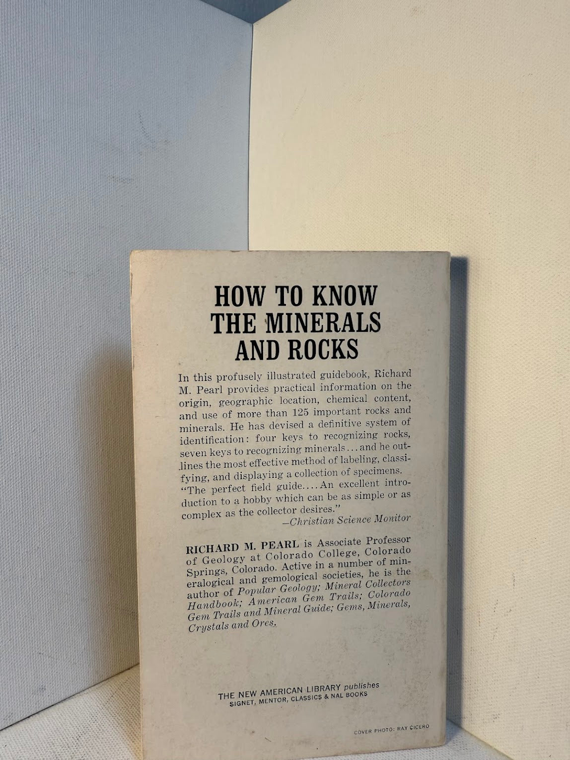 How to Know the Minerals and Rocks by Richard M. Pearl