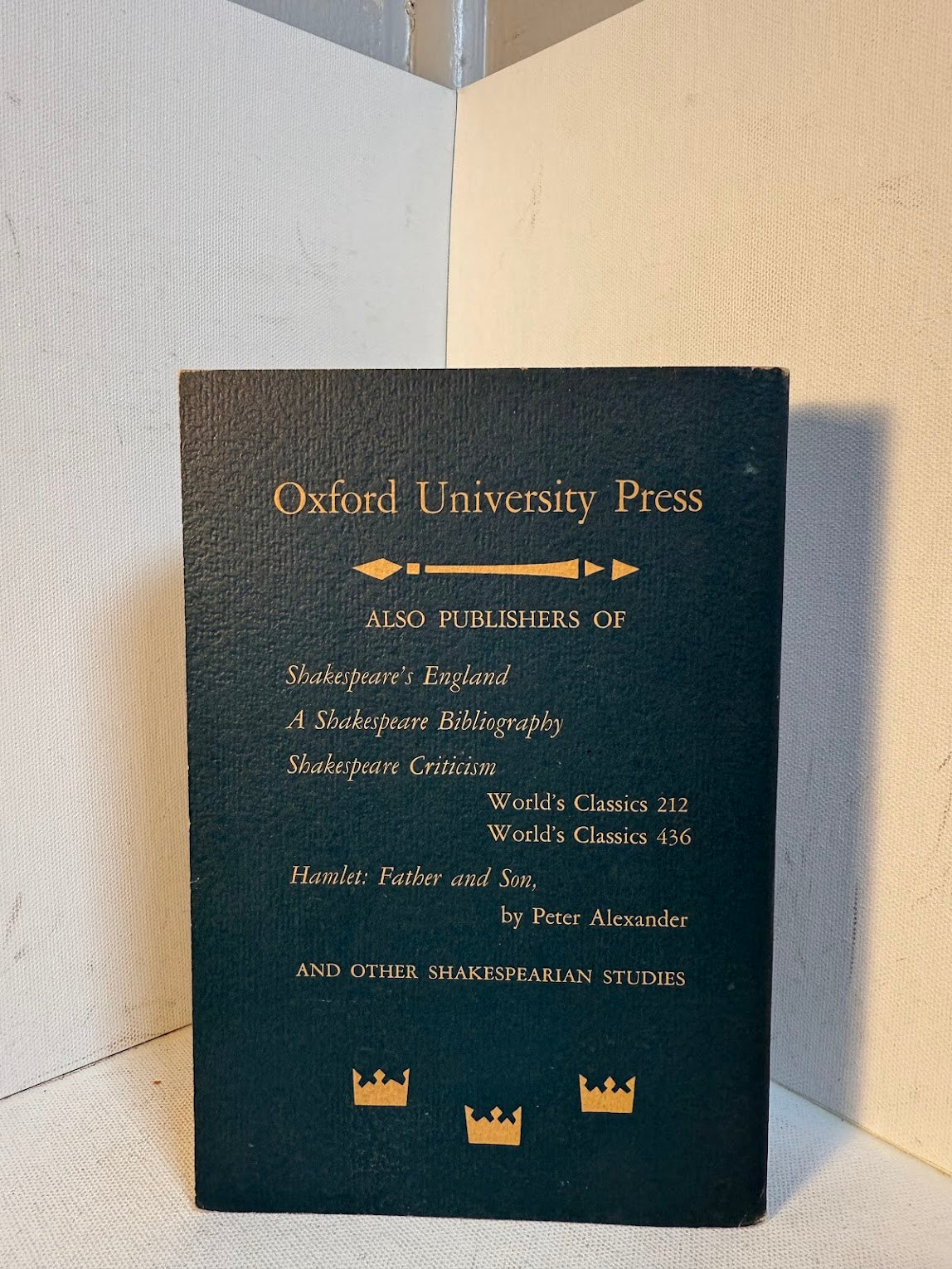 Shakespeare: Modern Essays in Criticism edited by Leonard F. Dean