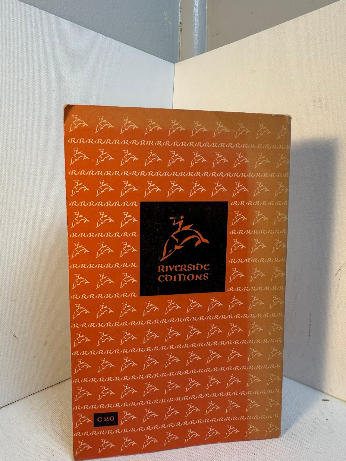 Latin Poetry in Verse Translation edited by L.R. Lind