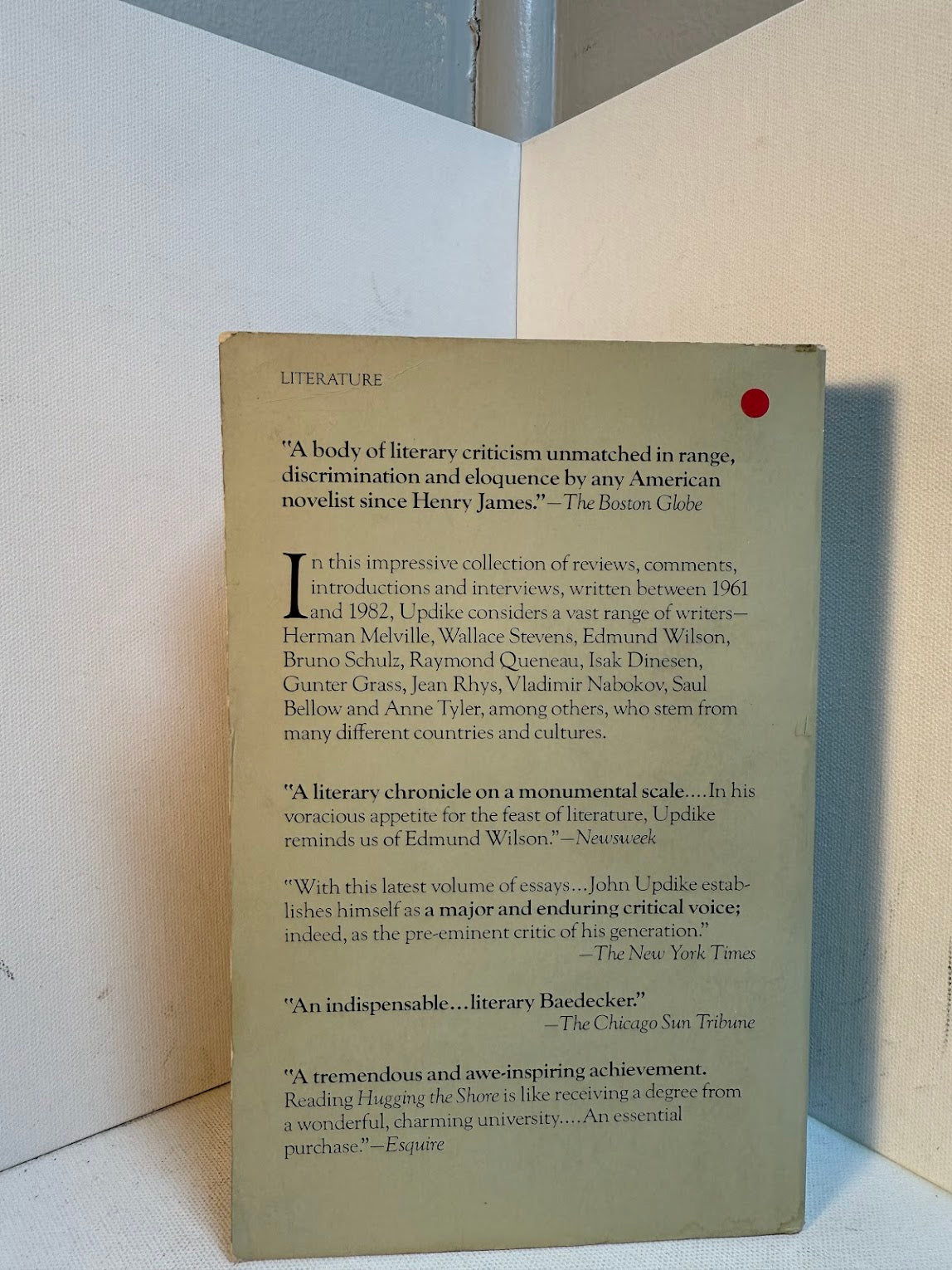 Hugging the Shore - Essays and Criticism by John Updike
