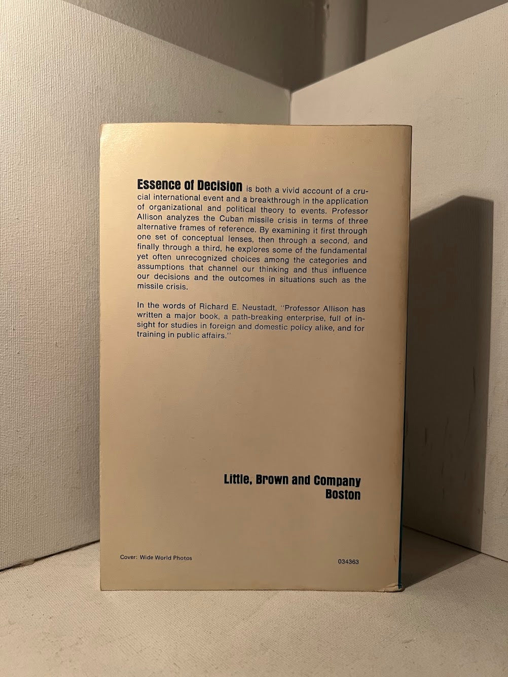 Essence of Decision - Explaining the Cuban Missile Crisis by Graham T. Allison