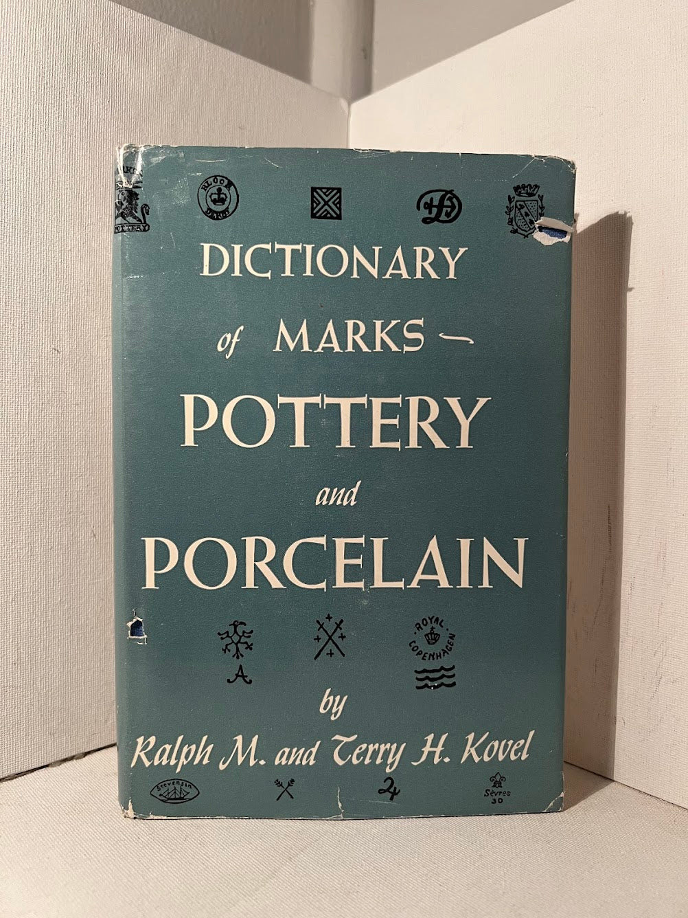 Dictionary of Marks - Pottery and Porcelain by Ralph M. and Terry H. Kovel