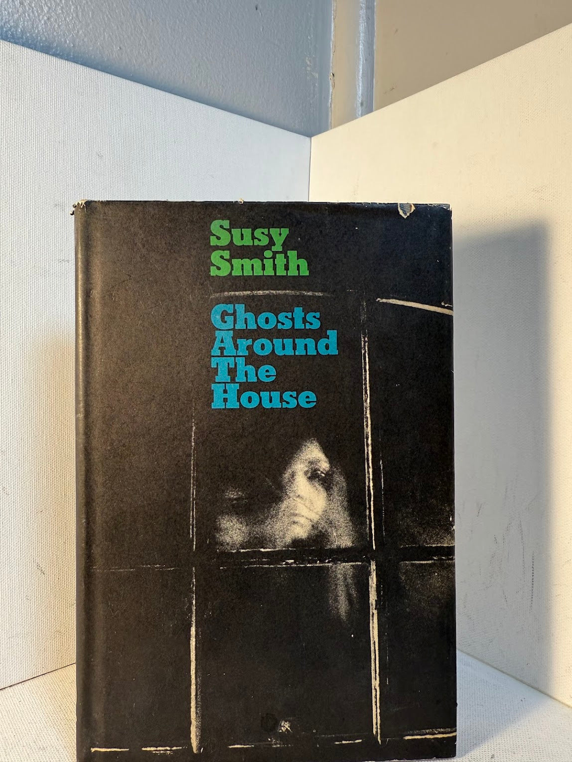 Ghosts Around the House by Susy Smith