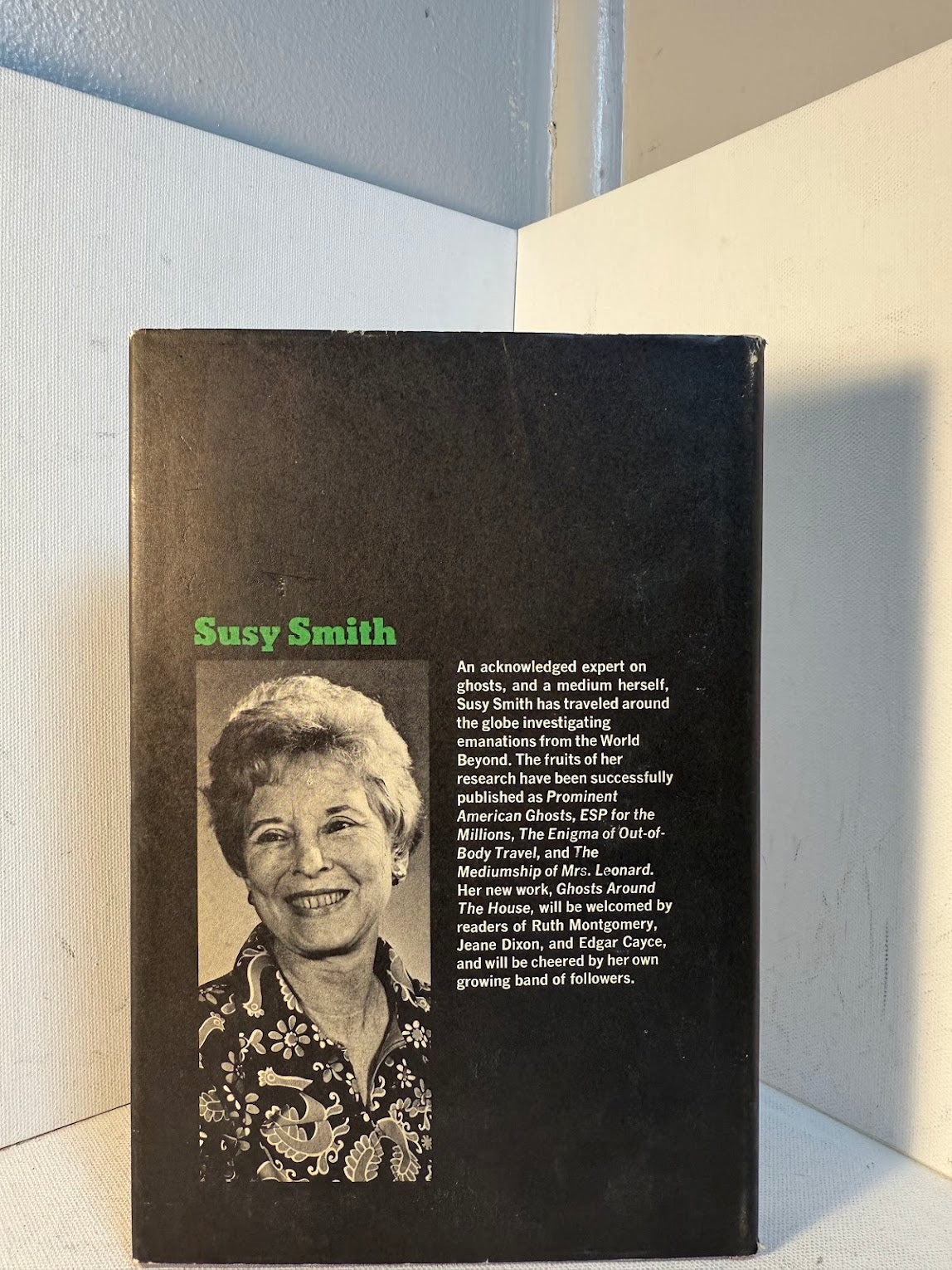 Ghosts Around the House by Susy Smith